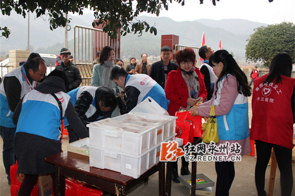 忙碌的永州义工和爱心人士