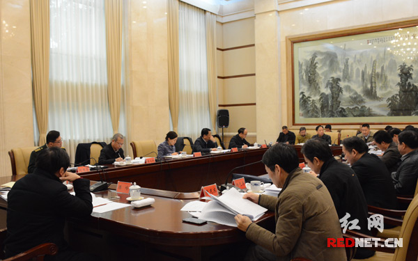 省委政法委员会委员、省委政法委厅以上领导干部以及部室组办主要负责人参加会议。