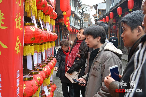 市民饶有兴趣猜灯谜。