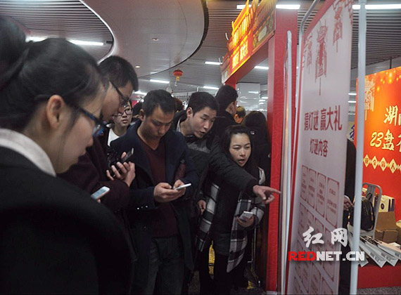 猜中灯谜后，乘客现场领礼品。