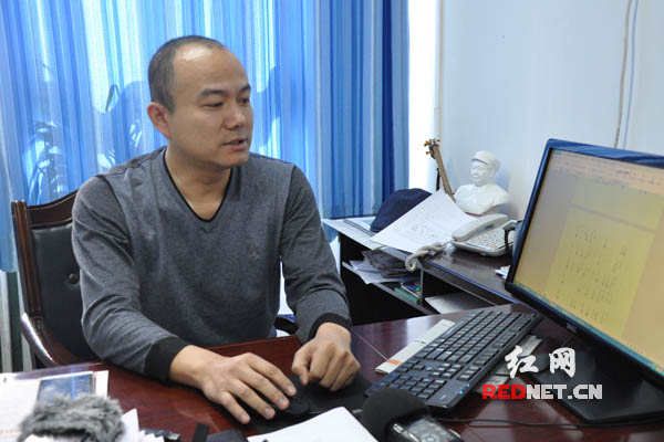 满含新疆民族风情的歌声从电脑里飘出来，那是陈书国与吴龙海合唱的新作，坐在电脑前的吴龙海轻声吟唱着。