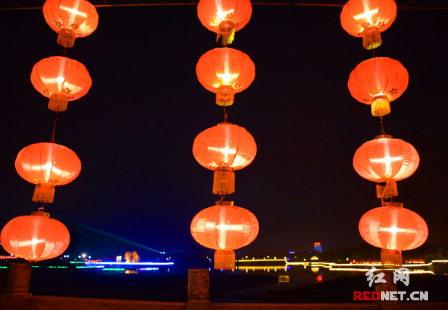 夜灯把月湖湿地公园打扮得分外漂亮。