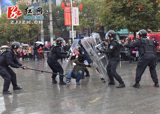 【警视窗】厉兵秣马 张家界举行元宵安保应急处突合成实战演练