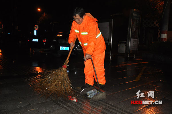 早上5：30，长沙下着雨，开福区环卫局望麓园环卫所清扫员丁建军开始一天的清扫工作。
