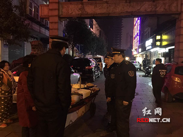 定王台城管执法中队人员接到市民投诉烧烤摊油烟扰民前去出警。