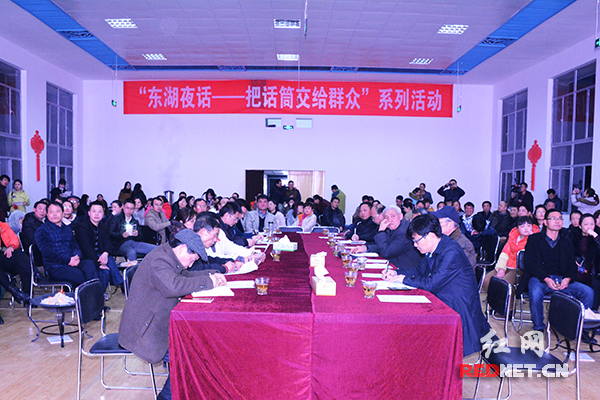 23日晚，长沙芙蓉区东湖街道举行首场“社区惠民项目资金大盆菜”点菜定菜座谈会。