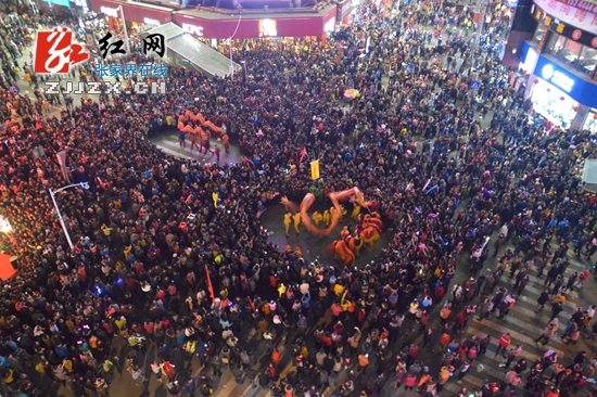 【闹元宵】杨光荣元宵夜感受热闹氛围 要求平安闹元宵