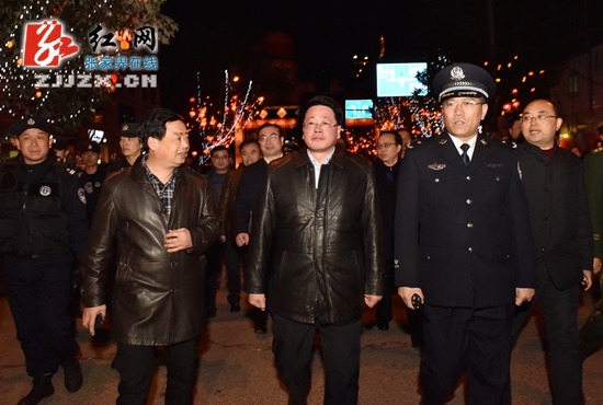 【闹元宵】杨光荣元宵夜感受热闹氛围 要求平安闹元宵
