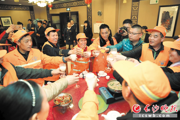 昨晚，“橙衣侠”举杯同庆补过元宵佳节。长沙晚报记者 石祯专 实习生 熊方志 摄影报道
