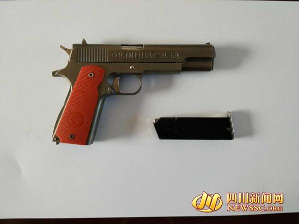 男子和老婆闹矛盾愤懑不平 持枪猥亵女性