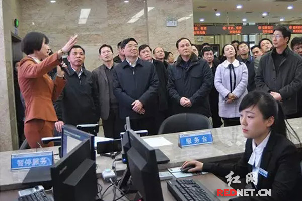 考察团一行听取荷塘区“一门式”政务服务情况介绍。