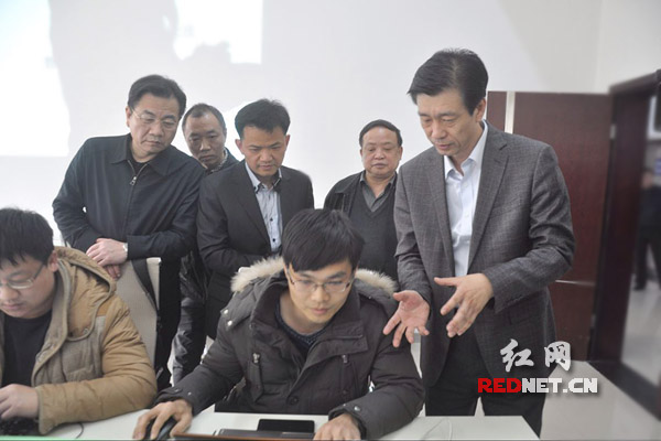 湖南省副省长蔡振红（右1）调研就业创业工作。