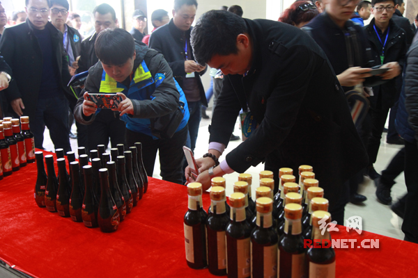 2月24日，“中国食业家、农业家、商业家年会”参会嘉宾参观加加集团