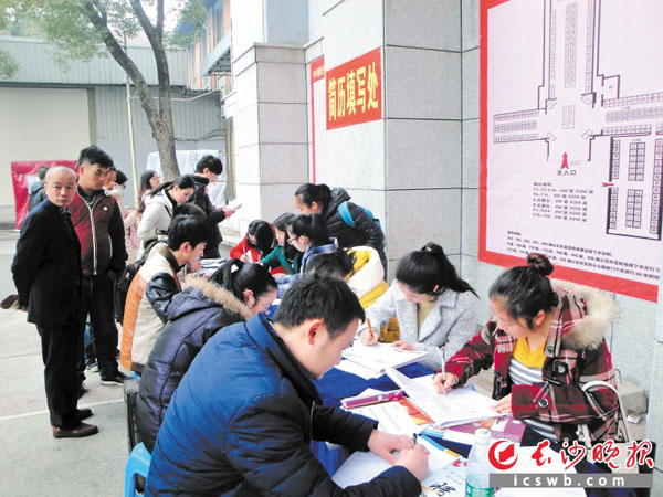 开福区“春风行动”专场招聘会昨日吸引了3500多人入场求职。图为求职者正在现场填写简历。 长沙晚报记者 李静 摄