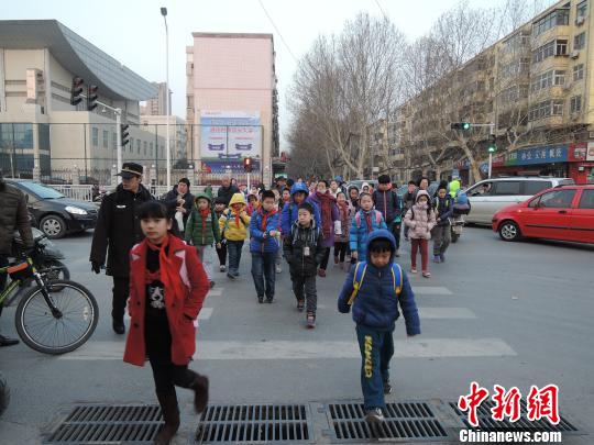 开学季郑州交通忙而不乱家长：素质很重要（图）