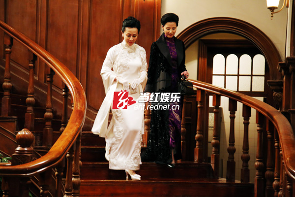 刘嘉玲身穿华美旗袍亮相。