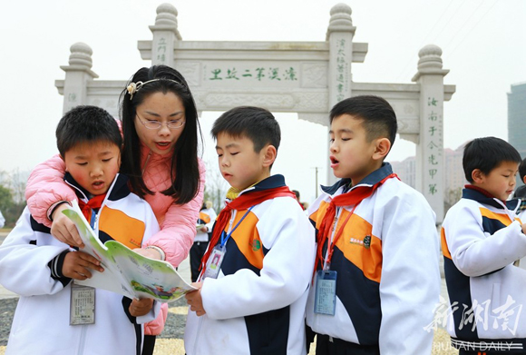 老师正在指导孩子阅读。