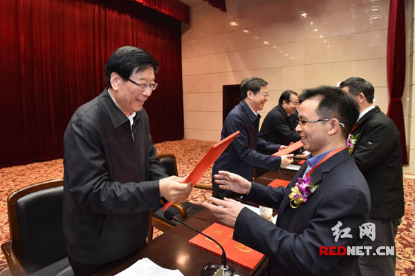 省委书记、省人大常委会主任徐守盛出席大会并为获奖代表颁奖。