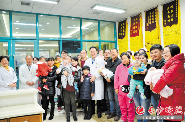 不孕不育夫妻在长沙生殖医学医院喜得贵子，他们带着宝宝到医院报喜。