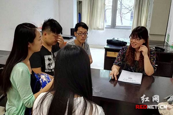 湖南商学院陈琦副教授（右一）在与学生们探讨相关项目