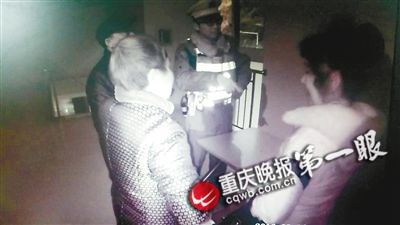 民警在调解王婆婆（左）与公司的劳务纠纷（视频截图）