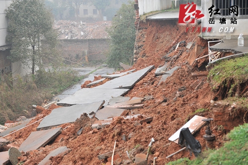 岳塘区一居民小区边坡挡墙垮塌  图解现场