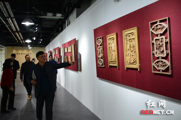湖湘古代木雕精品展在大麓珍宝古玩城开幕，集中展示了明清湖湘木雕艺术文化精华。