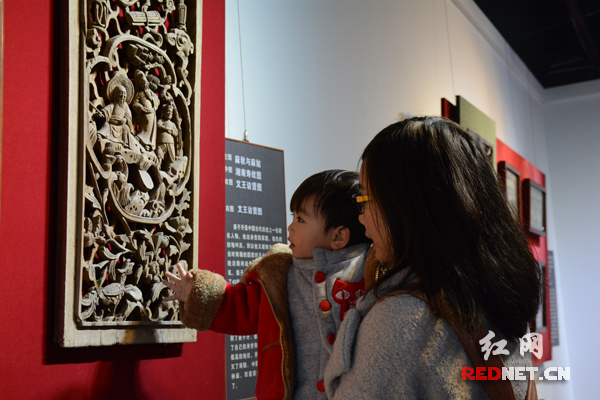 展出湖湘古代木雕题材丰富，风格也与中规中矩的传统精致木雕工艺大不相同。