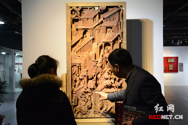 展出作品《御泥运转》，雕刻精美，人物、场景惟妙惟肖。　　