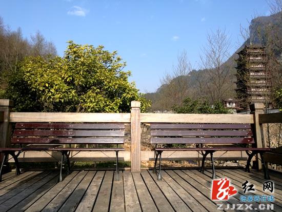 武陵源：百余休闲椅亮相索溪河畔