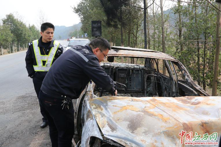 已经被烧成空架的汽车