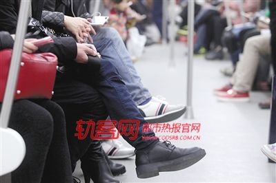 男乘客跷二郎腿被老人踢怒骂后遭4名老人群攻