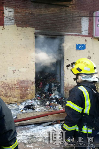 男子在仓库抽烟不慎引燃库内烟花爆竹（图）