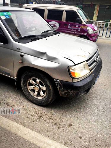 男子涉嫌抢夺抢劫被追捕慌不择路跳桥砸中车（图）