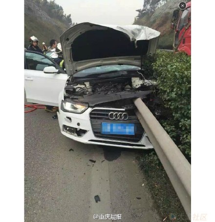 奥迪车被防护栏刺穿 司机和乘客当场死亡(图)