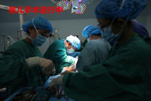 患儿手术进行中