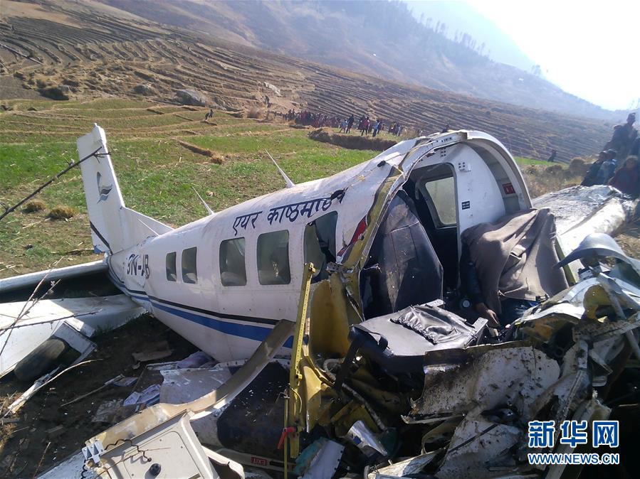 2月26日在尼泊尔加利果德的飞机迫降现场拍摄的飞机残骸。新华社发（苏尼尔·夏尔马摄）