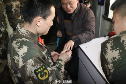 男子春节假期长胖15斤 戒指脱不下求助消防