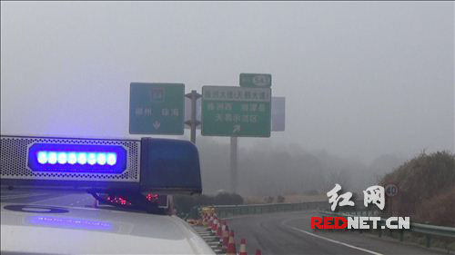 交警变喊话变指挥交通