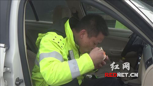 民警无暇吃饭，在车上用泡面解决