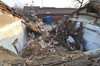 东疃村一处土坯房倒塌。京华时报记者 陶冉 摄