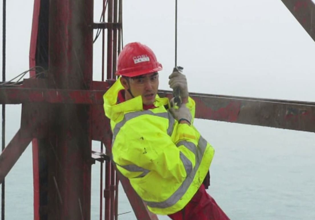 阮经天悬吊作业