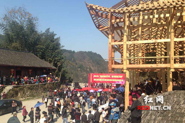 湖南2016年“送戏曲进万村 送书画进万家”演艺惠民暨文艺家创作采风活动将在花垣县排碧乡十八洞村举行。