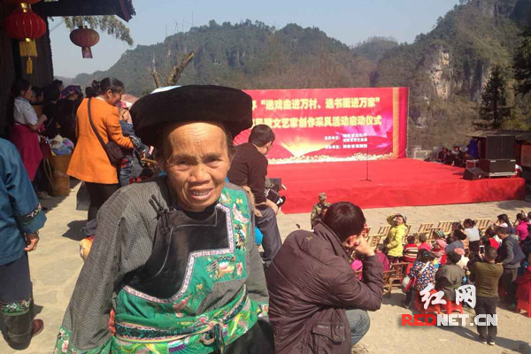 74岁的村民龙又欢称，省城来的大戏送进了十八洞，这是头一回，寨子里热闹得“盖过了今天赶集的麻栗场（镇）”。