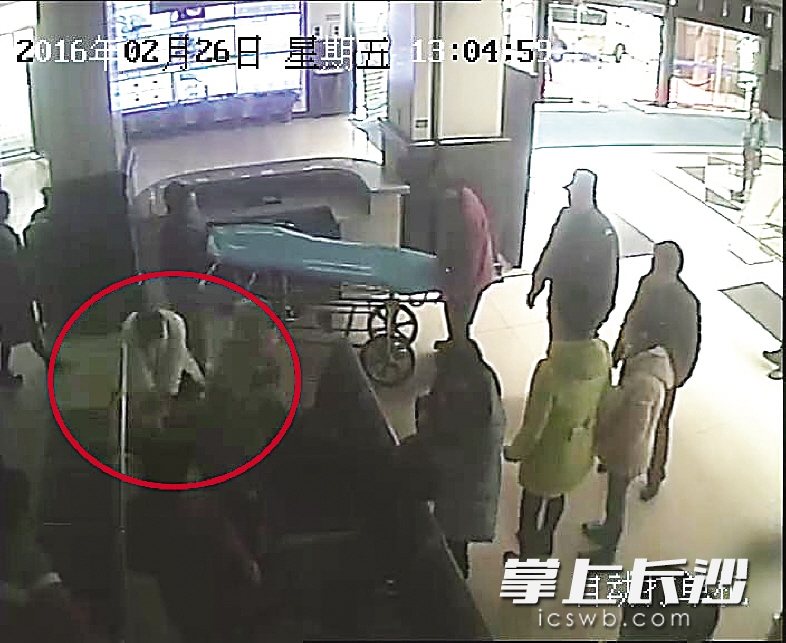 　　急诊科医生杨志伟跪在地上，为冯先生进行胸外心脏按压。视频截图