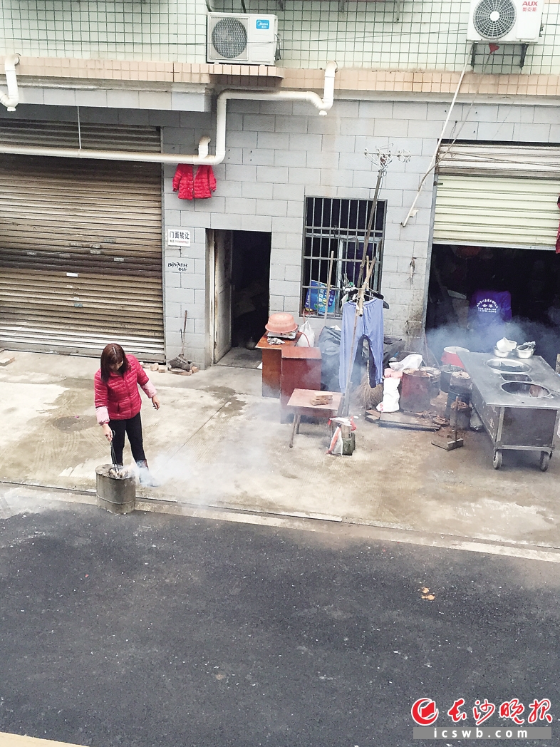 　　芙蓉区火炬村，一家粉店的老板在生炉子，一股浓烟升起。长沙晚报记者 朱炎皇 摄