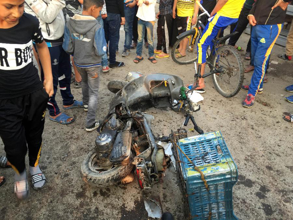 2月28日,在伊拉克首都巴格达,人们在爆炸现场聚集。伊拉克内政部官员28日说,首都巴格达东部一市场当天发生爆炸袭击,造成至少23人死亡、59人受伤。极端组织“伊斯兰国”已发表声明,宣布制造了此次袭击事件。新华社发(哈利勒·达乌德摄)