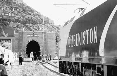 2月27日，一列专列停在乌兹别克斯坦安革连至琶布铁路甘姆奇克隧道进口。新华社记者 沙达提摄