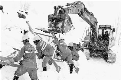 2014年当地下大雪时，中国员工抢修工程现场。中铁隧道集团供图