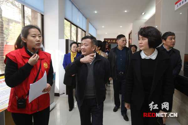 湖南省人大常委会副主任谢勇、省妇联主席杜亚玲一行走进长沙市开福区四季花城社区。